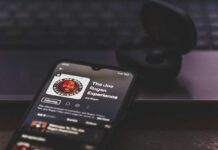 Smartphone displaying “The Joe Rogan Experience” podcast screen.