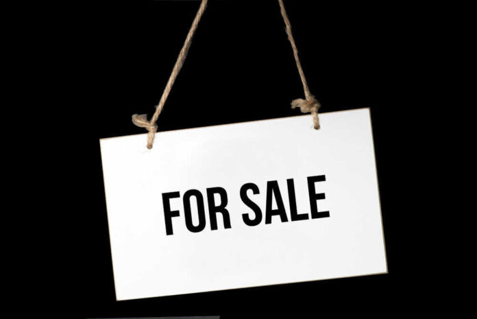 shutterstock_1087774157.jpg featured image For Sale sign on a rope.
