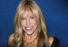Carly Simon, 83, Reveals Secret Parkinson's and Cancer Battle