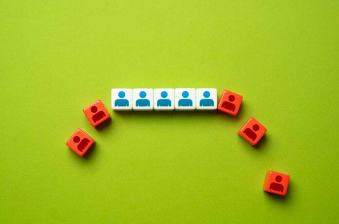 White and red cubes with person icons arranged in a semicircle on green background